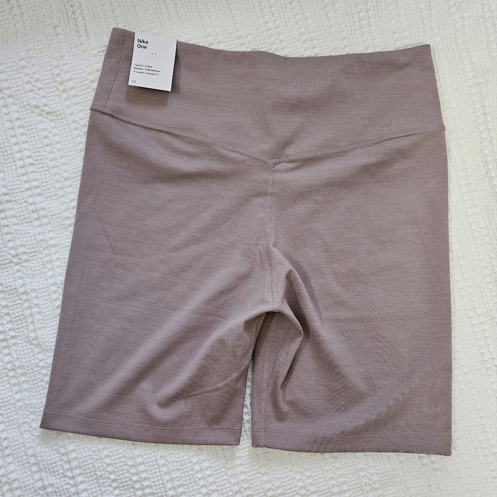 Nike Women's One Mid Rise 7" Shorts Size L NEW